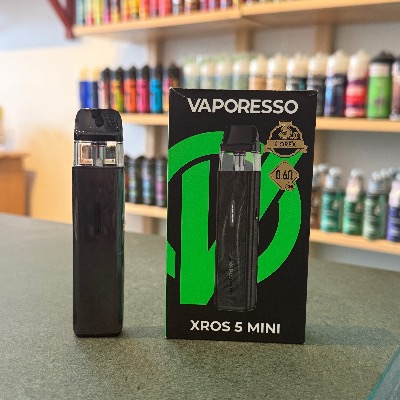 Vaporesso-X-ros-4 mini-E-Zigarette-Starter-Set-Berlin
Vaporesso XROS 5 Mini E-Zigarette – kompaktes und stylisches Pod-System mit variabler Leistung und wiederbefüllbaren Pods, ideal für Einsteiger und erfahrene Dampfer, erhältlich bei VanDampf Berlin